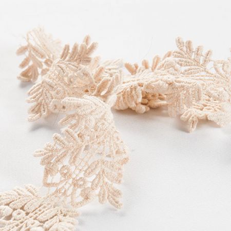 Krajka hrubá lem květinový vzor béžové barvy