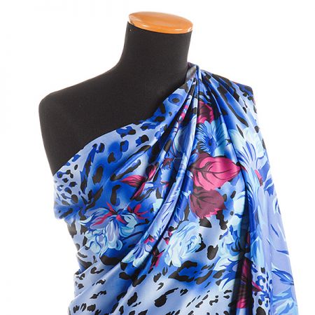 Efektní šála s třásněmi tygr/květy modročerná