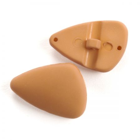 Knoflík plastový s krčkem trojúhelník béžový