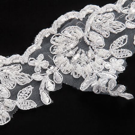 Krajka lem květy bílá doplněna rokajlem a korálky