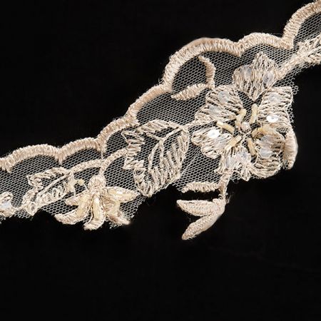 Krajka lem jemný květ béžová flitry/rokajl/perličky 