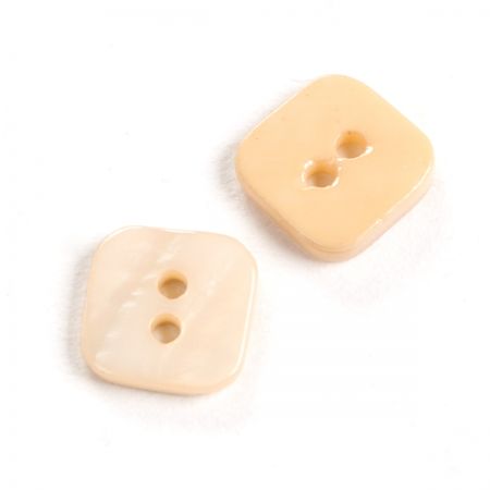 Knoflík perleťový dvoudírkový tvar čtverce béžový