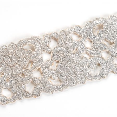 Krajková kovová stuha paisley vzor stříbrná
