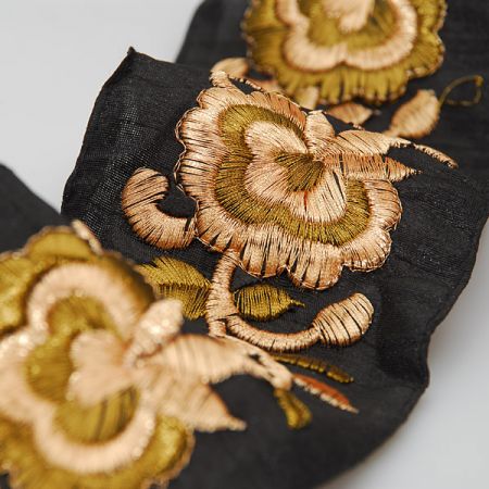 Porta vyšívaný šantug vzor květy černá