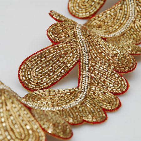 Porta šitý zlatý rokajl, lurex a stříbrné perličky