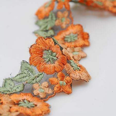 Porta vyšívaná organza vzor květy rezavá