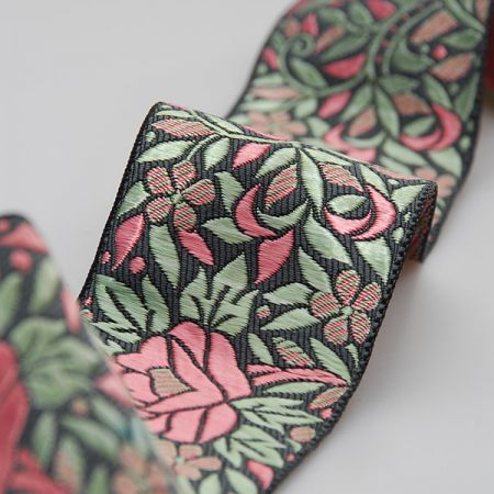 Porta vyšívaný taft vzor květy pistáciová