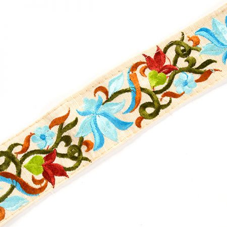 Vyšívaná stuha šantung květy světle modré