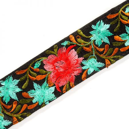 Vxšívaná stuha šantung květy červené zelené