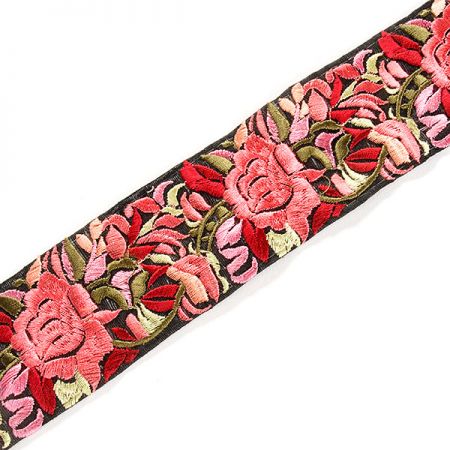 Vyšívaná stuha šantung květy růží na černém 
