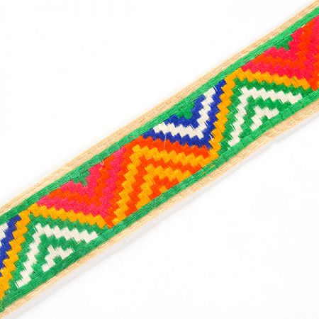 Vyšívaná stuha geometrický vzor zelená