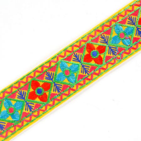 Vyšívaná stuha lidový motiv žlutá/růžová