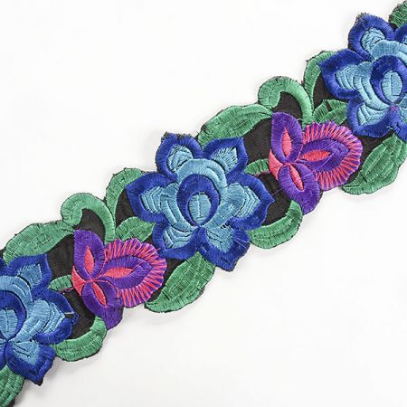 Vyšívaná stuha šantung květy velké modré II.jakost