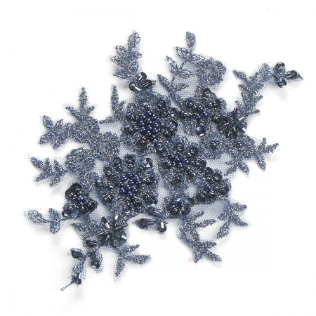 Krajková aplikace středová s korálky tm.modrá