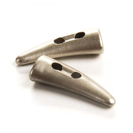 Knoflík plastový oliva roh stříbrný 13 x 33 mm