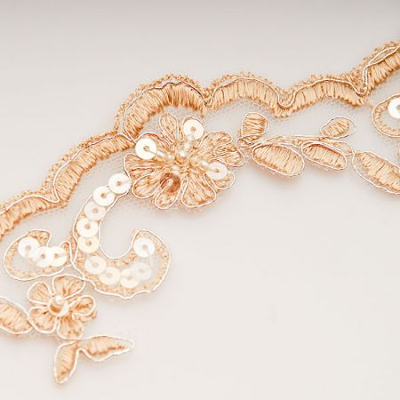 Efektní krajka lem béžovostříbrná