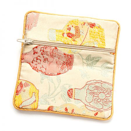 Elegantní brokátová taštička zlatobéžová