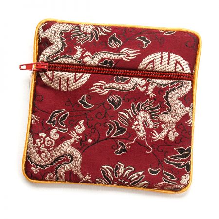 Elegantní brokátová taštička draci  tm. fialová