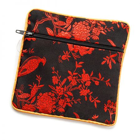 Elegantní brokátová taštička červenočerná