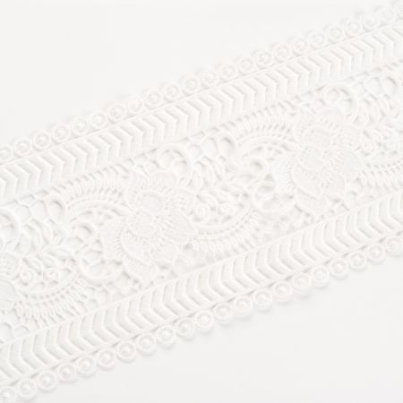 Krajka hrubá lem oboustranná vzor růže v bílé