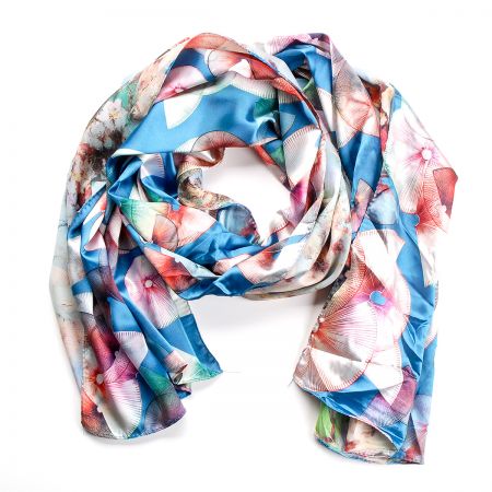 Saténová šála se vzorem vějřků v modrém