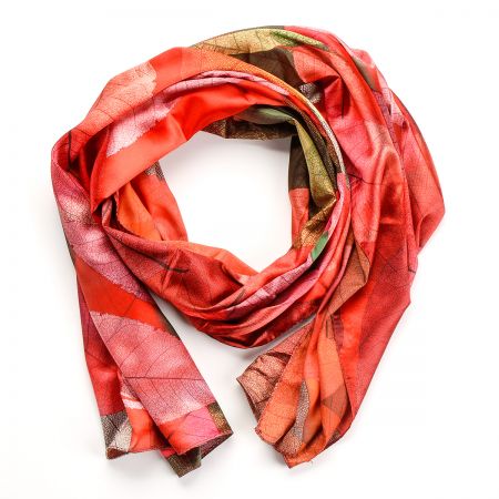Saténová šála se vzorem listů v červené