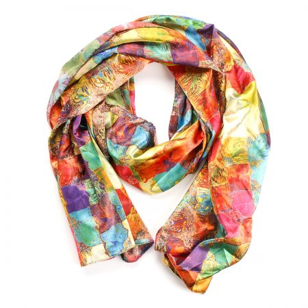 Saténová šála s geometrickým vzorem