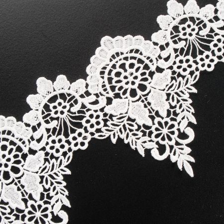 Krajka hrubá lem květinový vzor v bílé