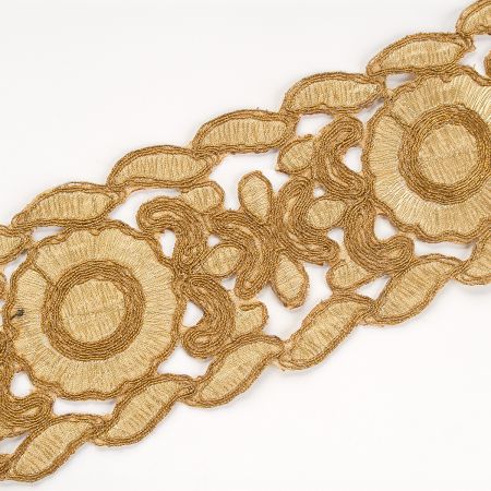 Krajková kovová stuha květinový ornament zlatá