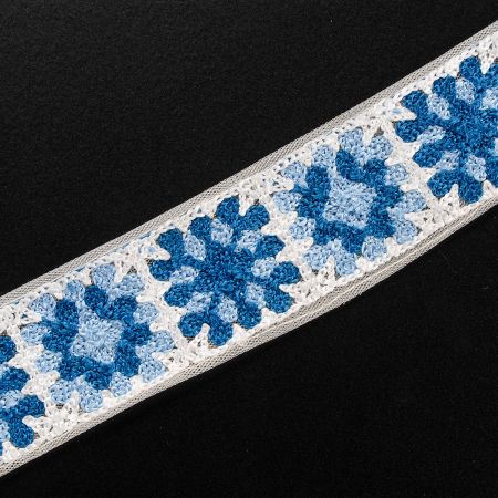 Vyšívaná tylová stuha květinový vzor modrobílá