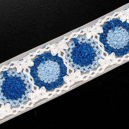 Vyšívaná tylová stuha květinový motiv modrobílá