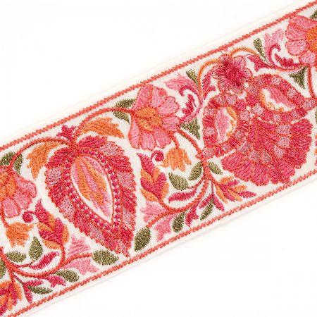 Vyšívaná stuha šantung květinový ornament růžová