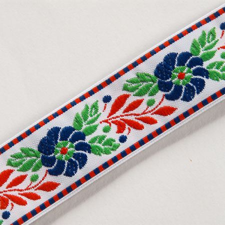 Stuha krojová vyšívaná bílá 2,5cm modrý květ
