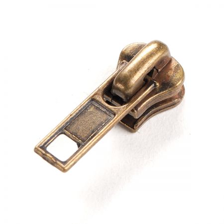 Jezdec ke kostěným zipům T5 s aretací staromosaz