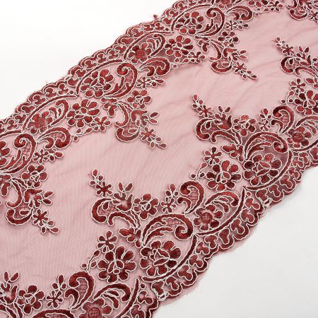 Krajka široký lem květinový motiv vínovobílá