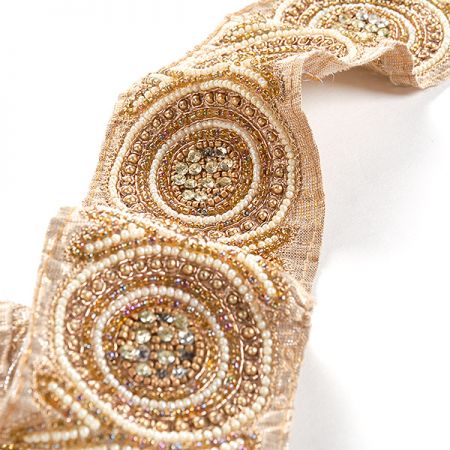 Stuha vyšívaná perličkami a kamínky zlatá/měděná