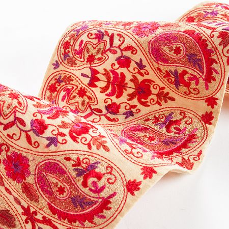 Vyšívaná stuha šantung paisley vzor široká zlatobéžová