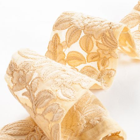 Stuha vyšívaná na tylu béžovohnědá