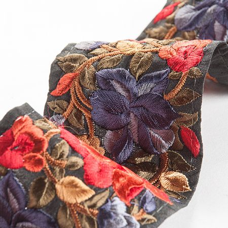 Vyšívaná stuha šantung širší růže červené/skořicové