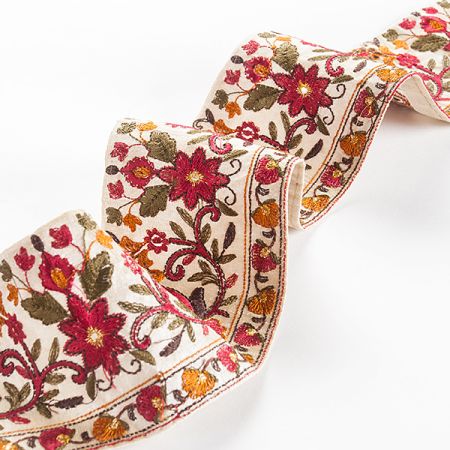 Vyšívaná stuha šantung širší květinový ornament