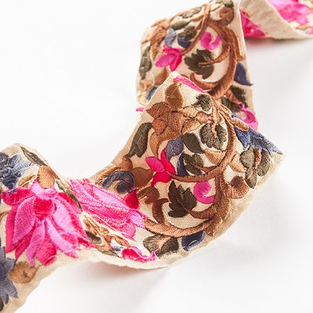 Vyšívaná stuha šantung květy fuchsiové