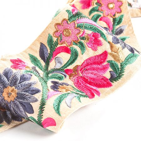 Vyšívaná stuha šantung květy široká fuchsiová