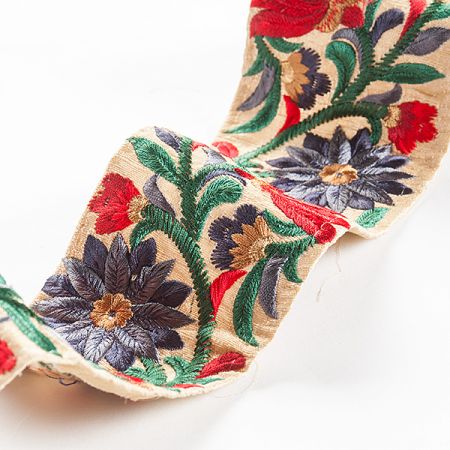 Vyšívaná stuha šantung květy širší červené 