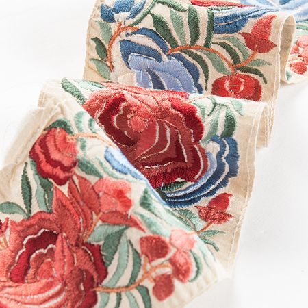 Vyšívaná stuha šantung širší růže vínové