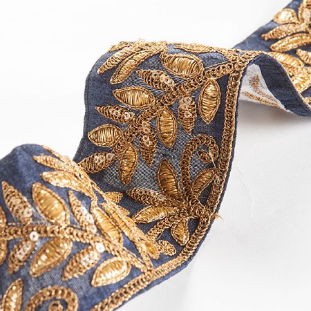 Stuha vyšívaná květinový vzor kovová zlatá/tm.modrá