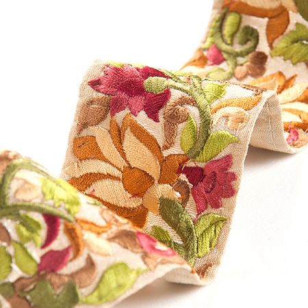 Vyšívaná stuha šantung květy žluté