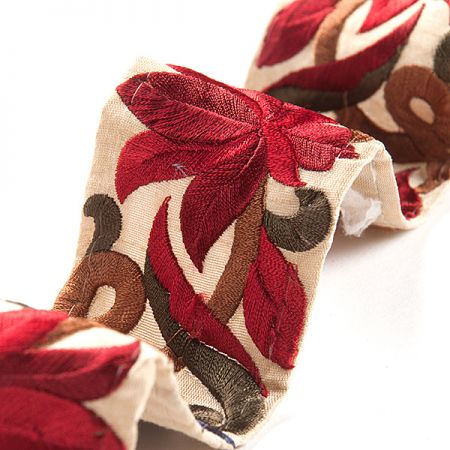 Vyšívaná stuha šantung užší květy vínové/modré