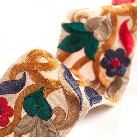 Vyšívaná stuha šantung užší květy červenomodré