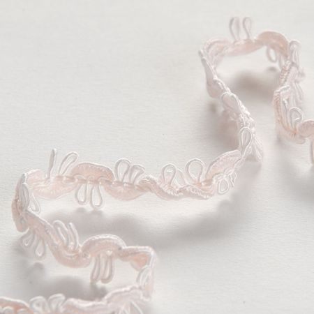 Oděvní prýmek smetanovorůžový