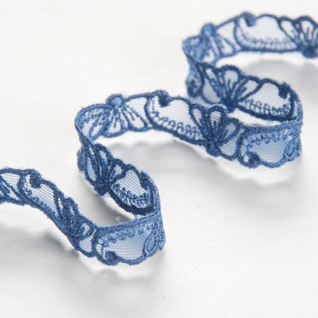 Krajka vsadka vyšívaná na tylu pastel modrá